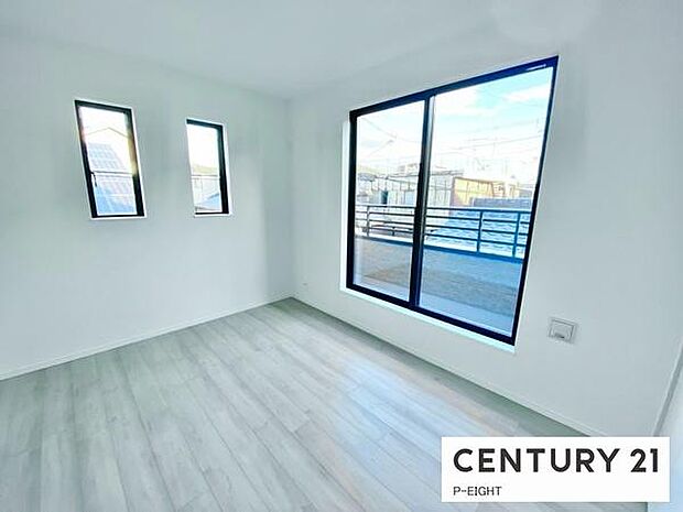 バルコニーに面しており明るい洋室です！