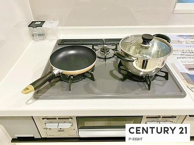 三口ガスコンロで料理もはかどりますね！グリルもあります！