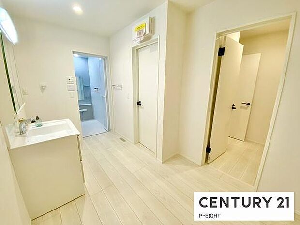 広々とした洗面スペースで収納も豊富です！