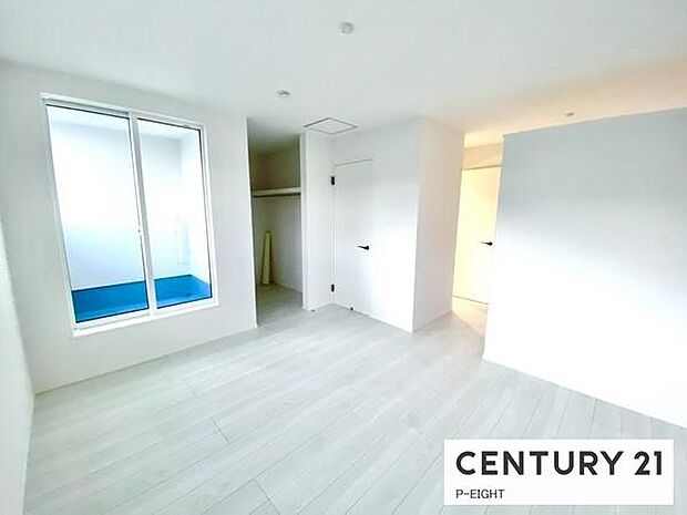 バルコニーに面しており明るい洋室です！