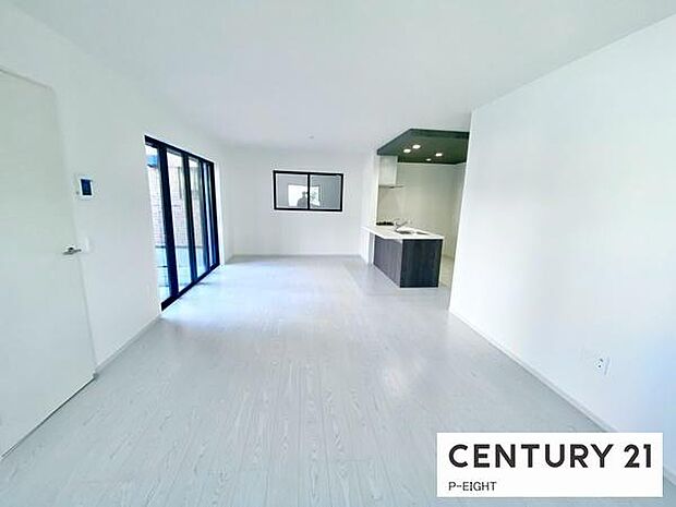 大きな窓から日光が差し込む明るいリビングです！