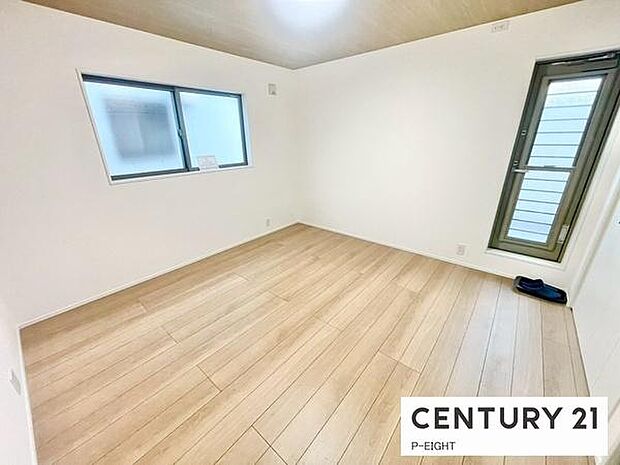 バルコニーに面している明るい洋室です！