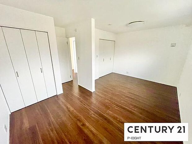 バルコニーに面している明るい洋室です！