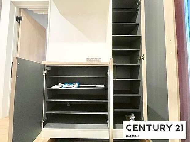 玄関先に収納が多く、家族の靴もきれいにまとまります。