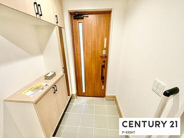 玄関先に収納が多く、家族の靴もきれいにまとまります。