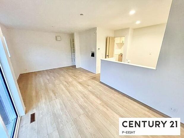 大きな窓のある明るいリビングです！