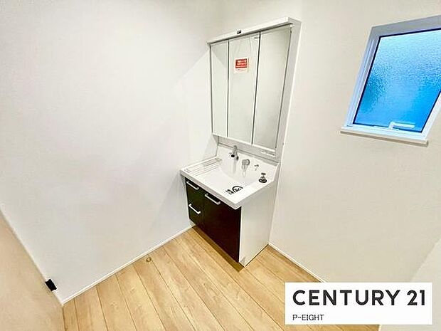 明るい洗面台で身支度ができます！洗濯機を置くスペースもあります！