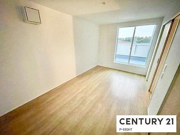 バルコニーに面しており明るい洋室です！