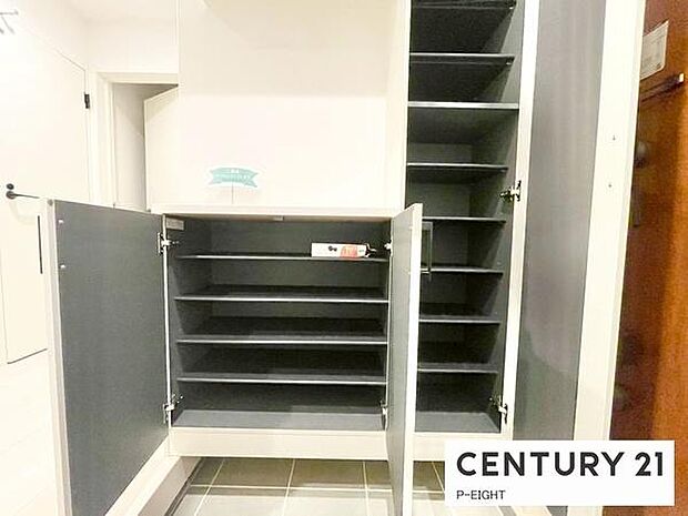 玄関先に収納が多く、家族の靴もきれいにまとまります。