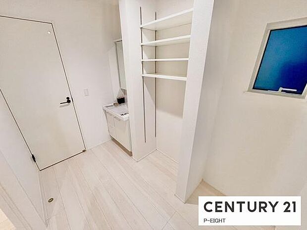 明るい洗面台で身支度ができます！洗濯機を置くスペースもあります！