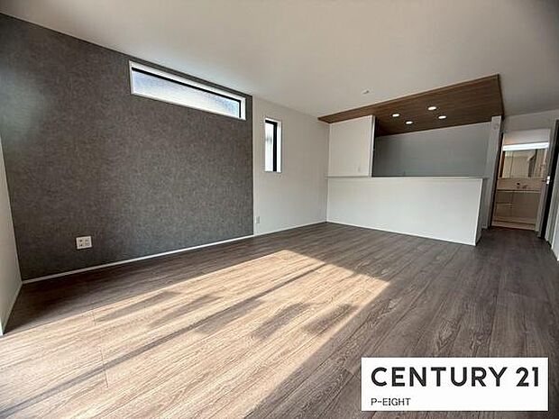 大きな窓から日光が差し込む明るいリビングです！