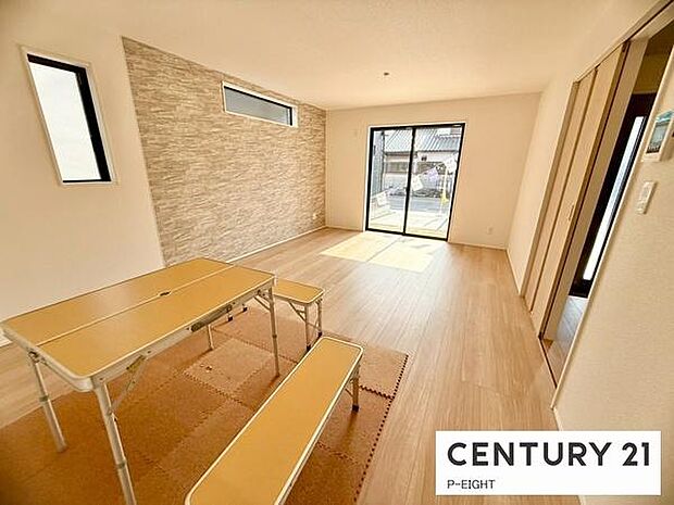 大きな窓から日光が差し込む明るいリビングです！