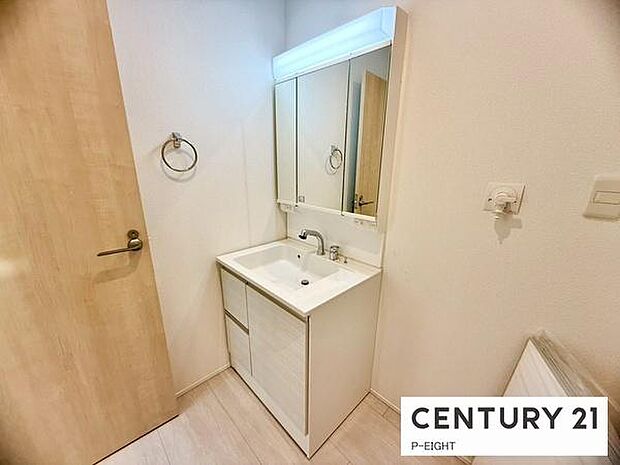 明るい洗面台で身支度ができます！