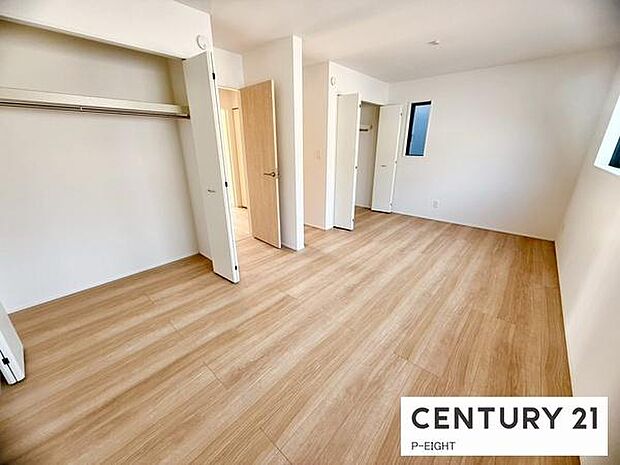 バルコニーに面している明るい洋室です！