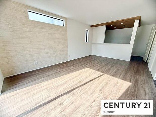 大きな窓から日光が差し込む明るいリビングです！