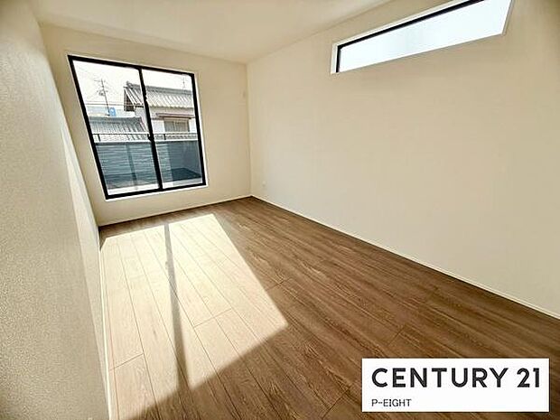 バルコニーに面している明るい洋室です！