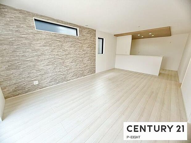 大きな窓から日光が差し込む明るいリビングです！