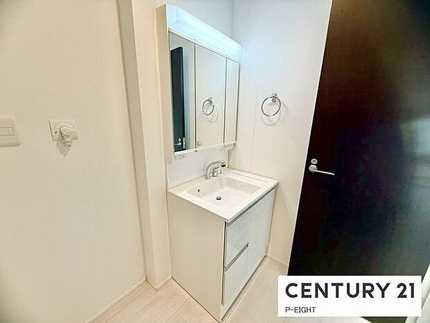 明るい洗面台で身支度ができます！