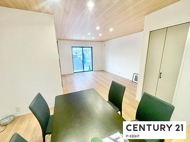 大きな窓のある明るいリビングです！