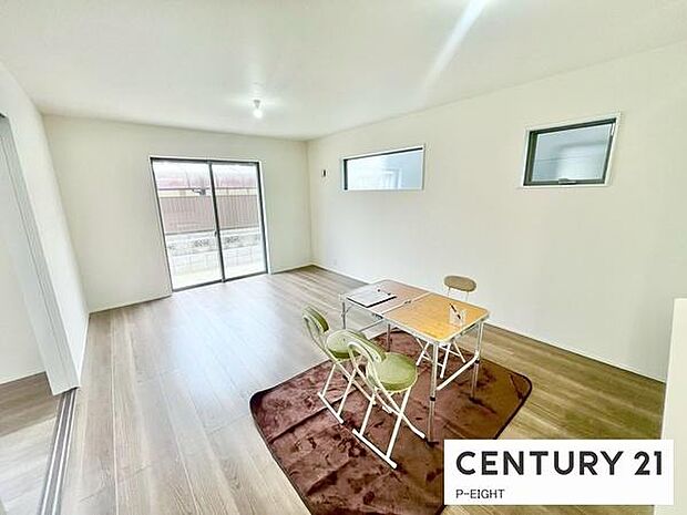 大きな窓のある明るいリビングです！