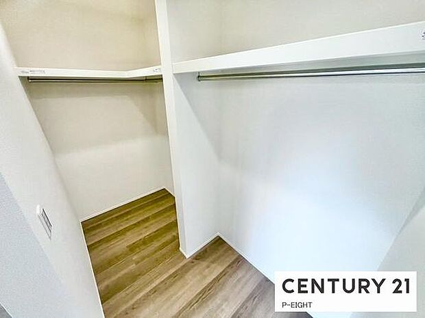 ウォークインクローゼットでたくさん収納できます！