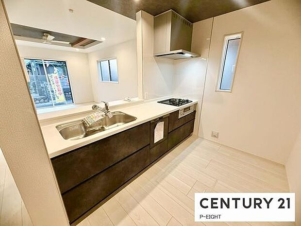 料理をしながらリビングを見渡せるつくりで、料理中も家族との会話がはずみます。