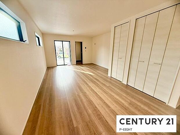 大きな窓から日光が差し込む明るいリビングです！