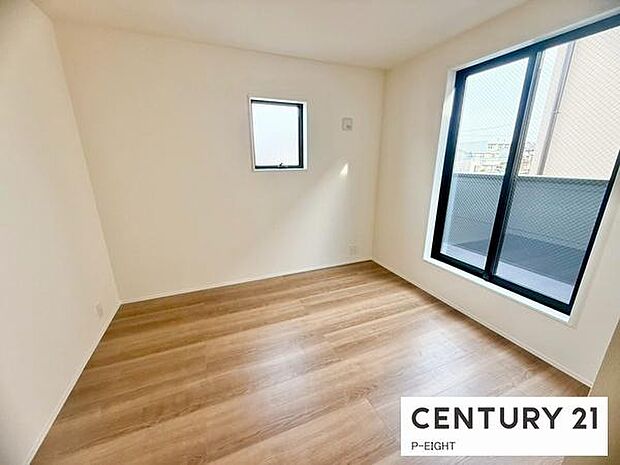 バルコニーに面している明るい洋室です！