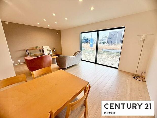 大きな窓から日光が差し込む明るいリビングです！