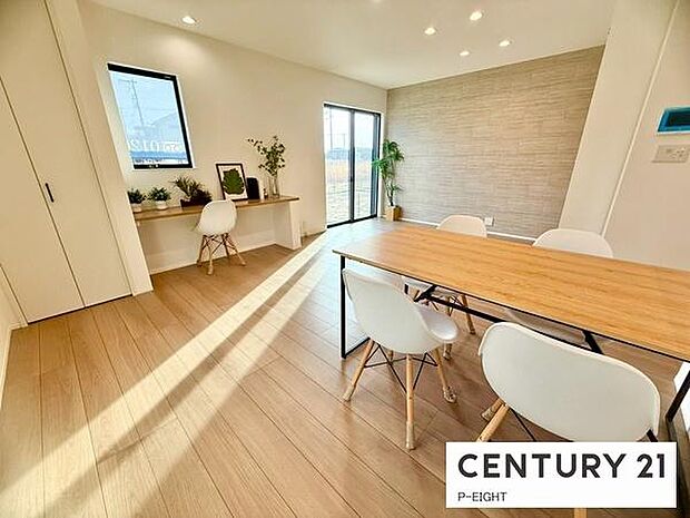 大きな窓から日光が差し込む明るいリビングです！