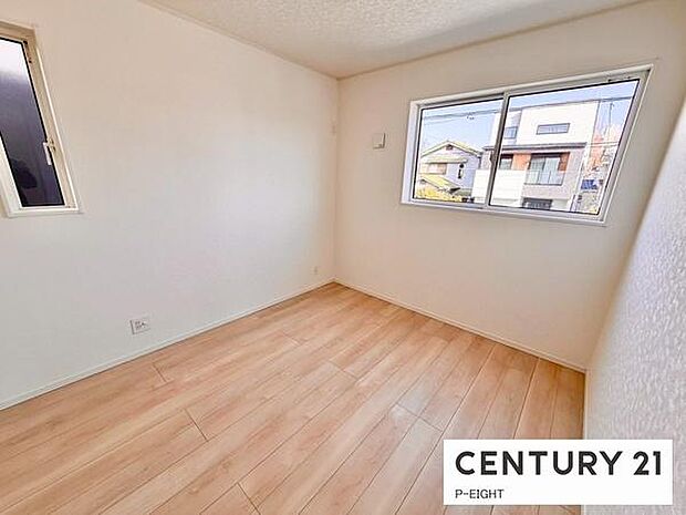 バルコニーに面している明るい洋室です！