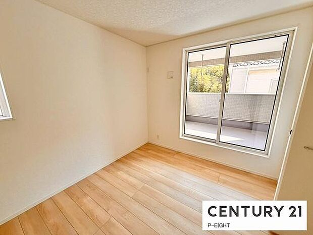 バルコニーに面している明るい洋室です！