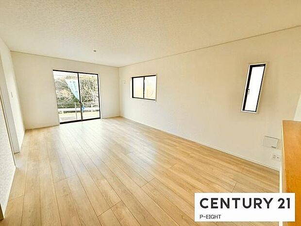 大きな窓から日光が差し込む明るいリビングです!