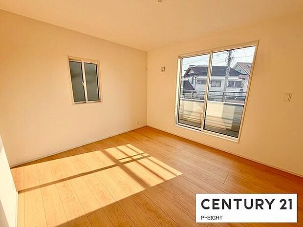 バルコニーに面している明るい洋室です！