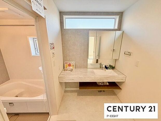 明るい洗面台で身支度ができます！