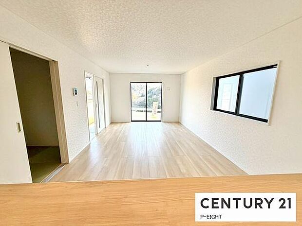 大きな窓から日光が差し込む明るいリビングです！