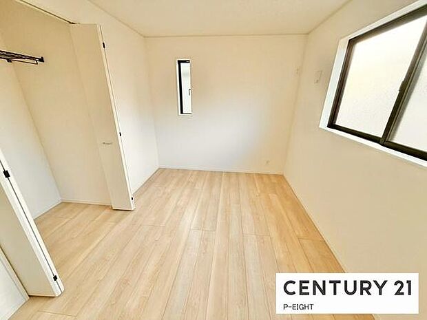 バルコニーに面している明るい洋室です！