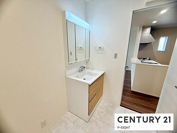 明るい洗面台で身支度ができます!