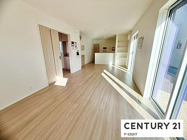 大きな窓から日光が差し込む明るいリビングです！