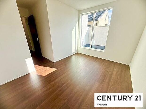 バルコニーに面している明るい洋室です！