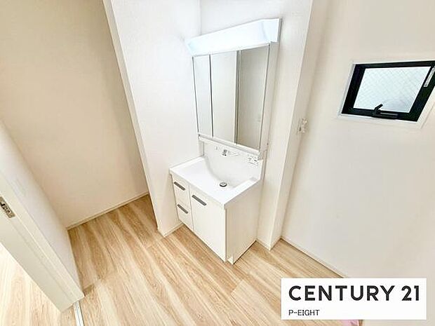 明るい洗面台で身支度ができます！