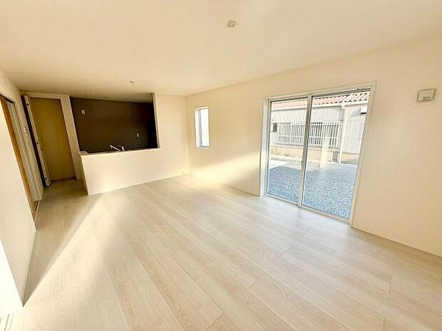 大きな窓から日光が差し込む明るいリビングです！