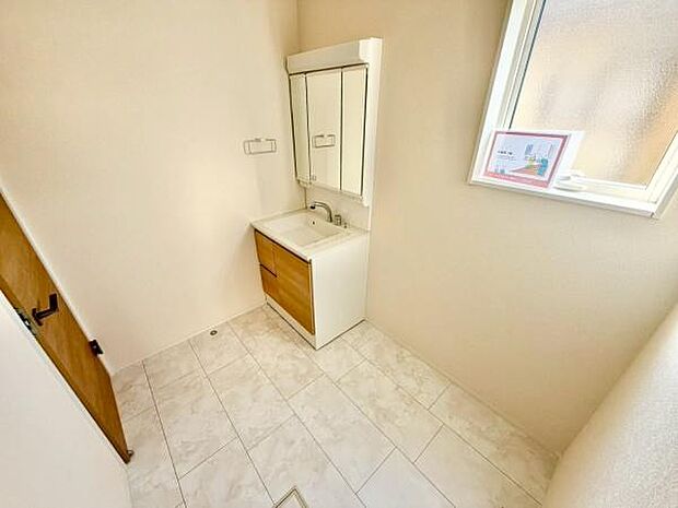 明るい洗面台で身支度ができます！