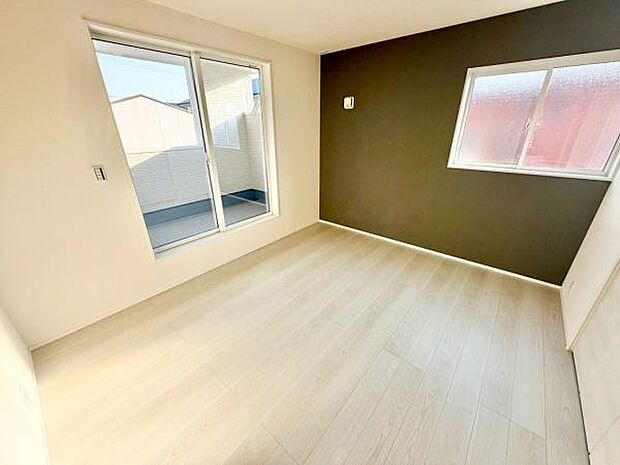 バルコニーに面している明るい洋室です！