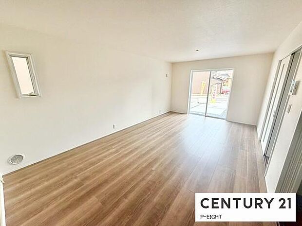 大きな窓から日光が差し込む明るいリビングです！