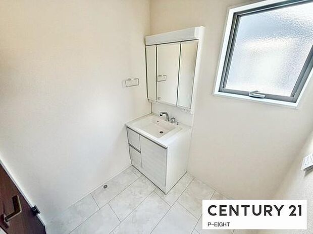 明るい洗面台で身支度ができます！