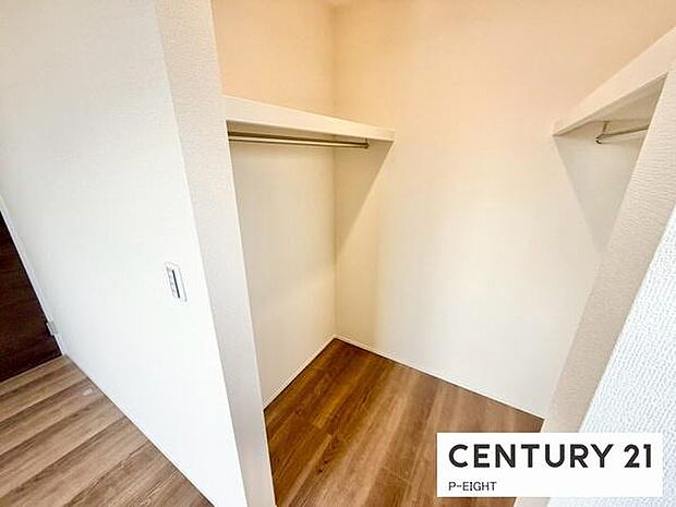 ウォークインクローゼットでたくさん収納できます！