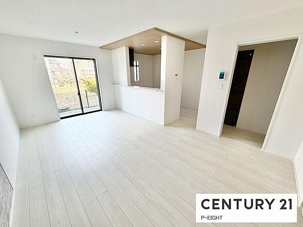 大きな窓から日光が差し込む明るいリビングです!