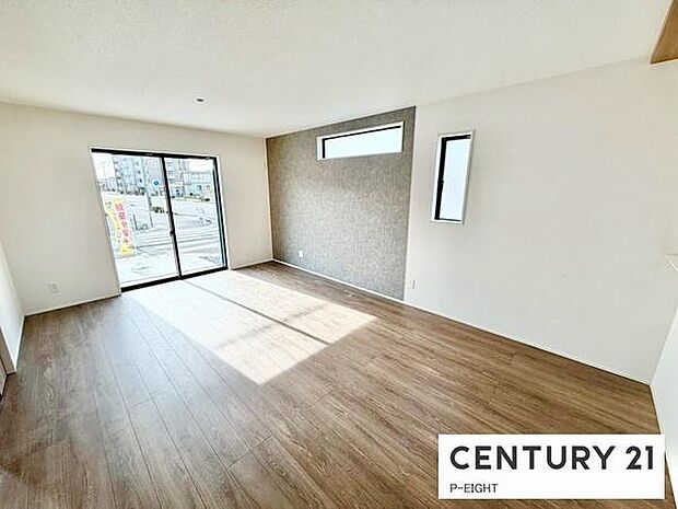 大きな窓から日光が差し込む明るいリビングです！