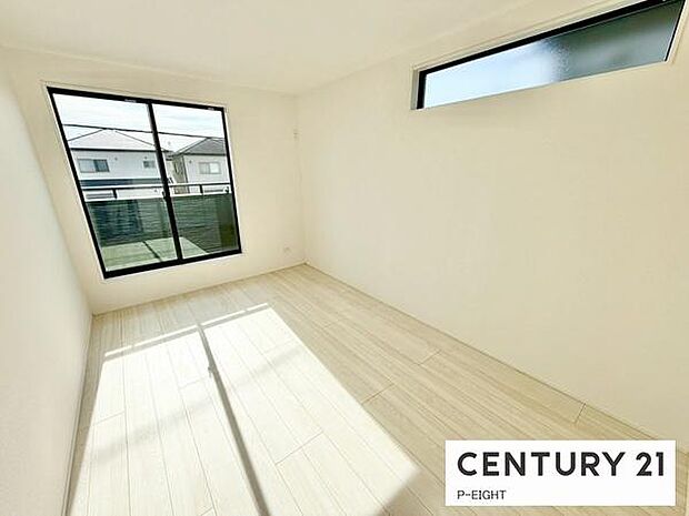 バルコニーに面している明るい洋室です！